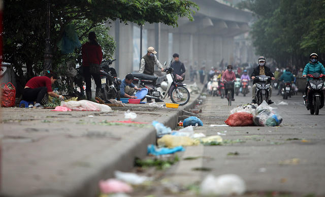 Dù vẫn đang trong cao điểm chiến dịch xử lý việc lấn chiếm vỉa hè nhưng hoạt động tại chợ cóc này vẫn diễn ra ngang nhiên, khiến những ai phải đi qua đây cũng phải bịt mũi vì mùi hôi tanh.