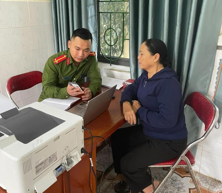 Công an thật ngăn chặn công an giả lừa đảo chiếm đoạt tài sản - Ảnh Công an Hà Tĩnh.