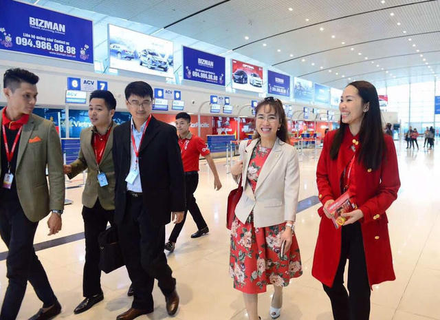 Áo vest trắng phối với váy hoa cùng nhân viên đi thị sát sân bay dịp cao điểm Tết.