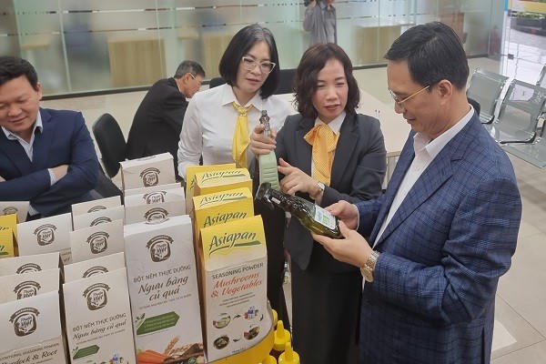 Ông Nguyễn Mạnh Cường, Tỉnh ủy viên, Giám đốc sở Khoa học và công nghệ tỉnh Quảng Ninh tham quan các sản phẩm thân thiện với môi trường.