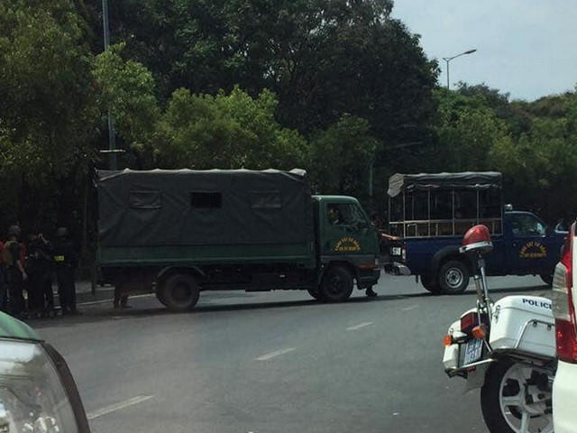Trong quá trình kiểm tra chiếc vali "lạ", một số tuyến đường quanh khu vực cửa ngõ sân bay Tân Sơn Nhất bị ùn tắc do phong tỏa hiện trường. Khi kiểm tra và đảm bảo an toàn, tình hình giao thông trở lại bình thường