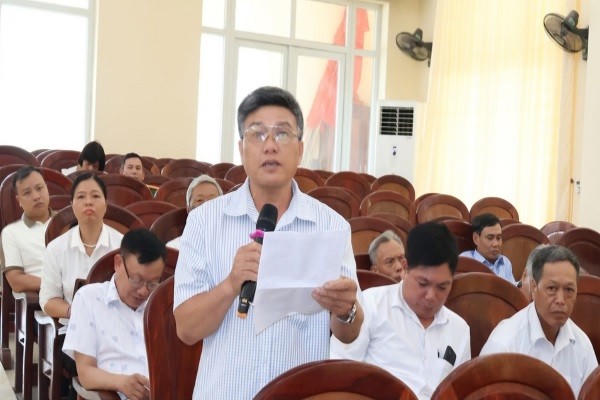 Cử tri xã Tiên Ngoại phát biểu ý kiến, kiến nghị tại buổi tiếp xúc.