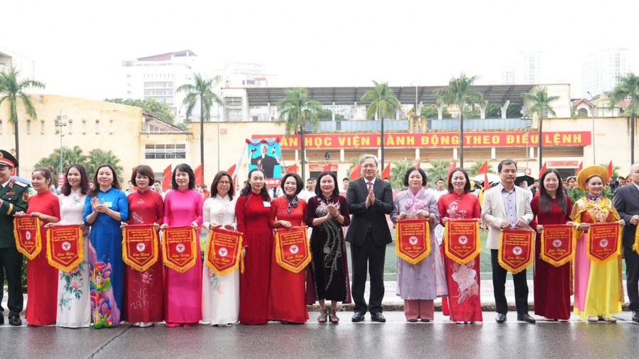 Lãnh đạo phường Nghĩa Đô tặng cờ chúc mừng các đội tham gia Đại hội.