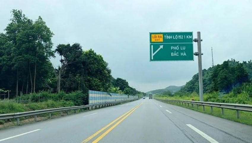 Cao tốc Nội Bài - Lào Cai có hơn 100km chỉ có 2 làn xe chạy.