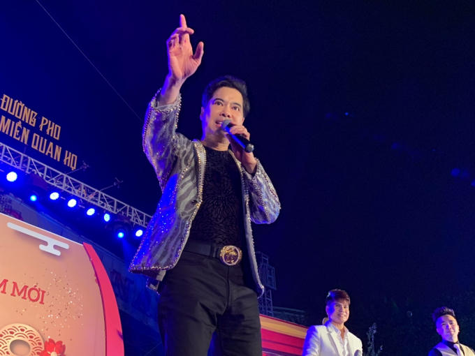 Danh ca Ngọc Sơn cưỡi thuyền rồng, hát Quan họ và tặng vàng cho khán giả Bắc Ninh