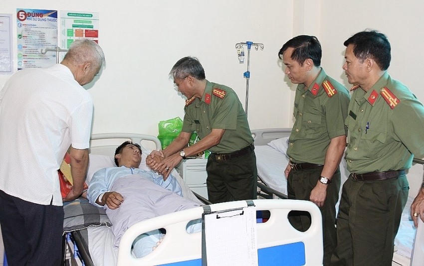 Lãnh đạo Công an tỉnh Hà Nam thăm hỏi cán bộ Công an xã Đại Cương bị thương khi làm nhiệm vụ. Ảnh: CA Hà Nam.