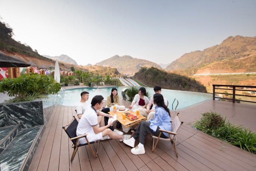 Các bạn trẻ thích thú với những trải nghiệm các dịch vụ vui chơi giải trí, trải nghiệm tại Mộc Châu Island.
