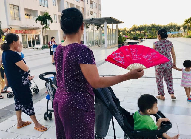 Nhiều phụ huynh phải tìm giúp việc theo ngày trông con vì con nghỉ Tết sớm (Ảnh minh họa)