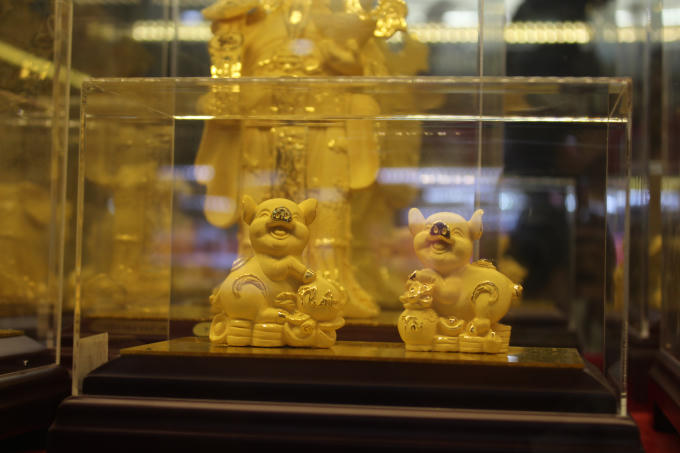 Giữa trưa 14/2, d&ograve;ng người xếp h&agrave;ng mua v&agrave;ng ng&agrave;y v&iacute;a Thần t&agrave;i vẫn đ&ocirc;ng nghịt