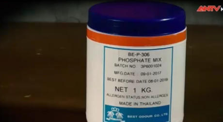 Qua tìm hiểm, lọ bột màu trắng mà nhiều cơ sở sản xuất giò chả sử dụng có bán nhiều tại các khu chợ với giá 135.000 đồng/lọ. Tuy nhiên, lượng sử dụng bột như thế nào thì người bán cũng không biết. Ảnh: ANTV.