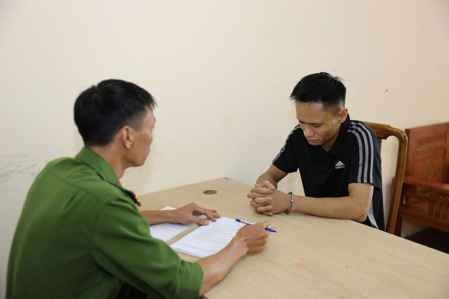 Cơ quan chức năng lấy lời khai với các đối tượng sử dụng ma túy. (Ảnh: Công an tỉnh Hưng Yên)