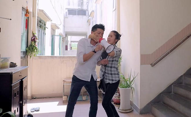 Hoàng Anh vác loa, kêu gọi vợ ly hôn. Ảnh: Chiêu An.