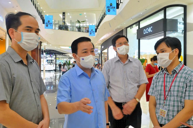 Phó Chủ tịch UBND TP Hà Nội Chử Xuân Dũng (thứ 2, bên trái) yêu cầu các trung tâm thương mại cần kiểm soát chặt chẽ lượng người ra vào để phòng, chống dịch (Ảnh: Thành Trung).