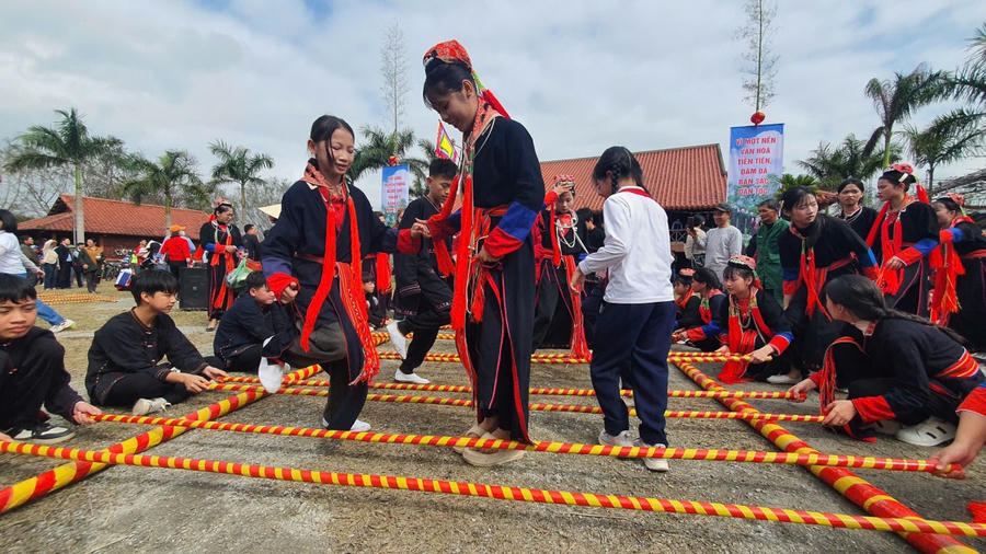 Những người Dao Thanh Y xã Bằng Cả xúng xính trong bộ quần áo truyền thống, tham gia các hoạt động ở Hội làng
