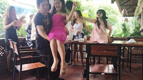 Nghệ sỹ Quang Tèo, diễn viên Hoàng Yến một cảnh đánh ghen trong phim. (Ảnh: Minh Long).