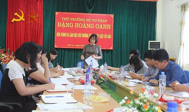 Thứ trưởng Đặng Hoàng Oanh phát biểu chỉ đạo tại buổi thăm và làm việc.