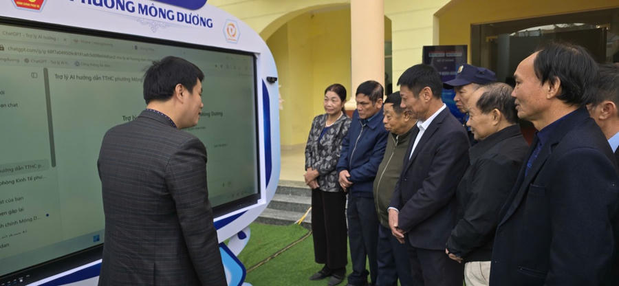 Người dân nghe giới thiệu các chức năng cơ bản của trợ lý ảo AI.