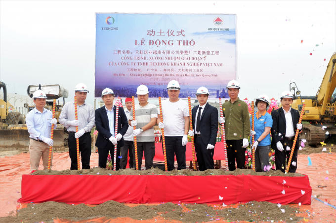 Ông Nguyễn Xuân Tùng đứng thừ 4 từ phải sang.