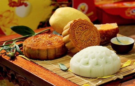 Tết Trung Thu tại Việt Nam còn gọi là Tết Trông Trăng, Tết Đoàn Viên hay Tết Thiếu Nhi. Tháng 8 là lúc người dân thu hoạch mùa màng và tổ chức những ngày lễ để mừng vụ mùa bội thu, tặng nhau những chiếc bánh để cầu chúc sự may mắn, sum họp, vui vẻ và đầy đủ. Có hai loại bánh truyền thống chính là bánh dẻo và bánh nướng, hình tròn và hình vuông.