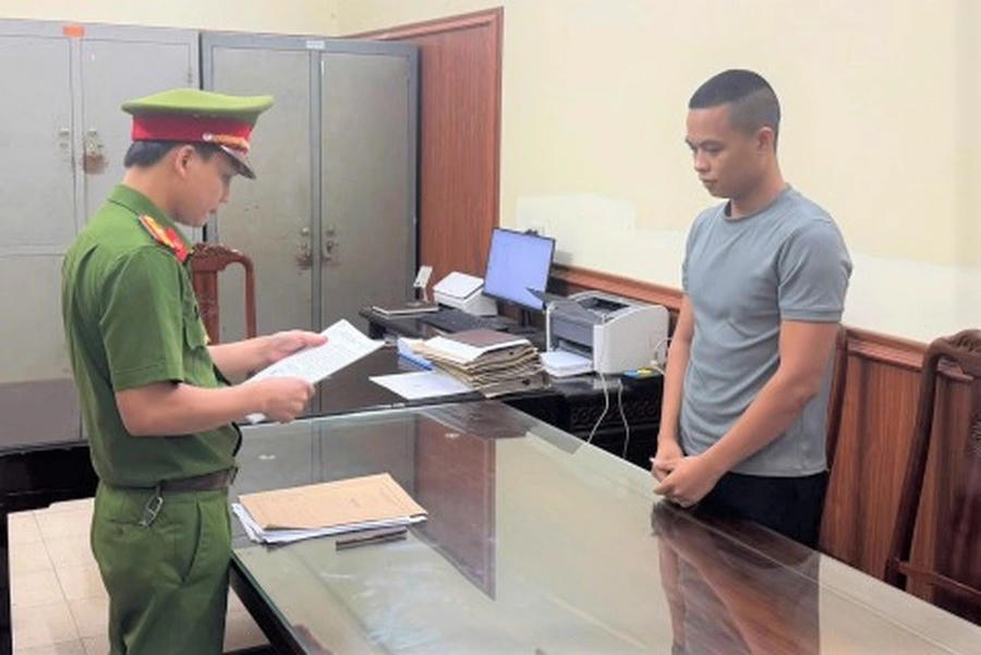 Cơ quan công an công bố lệnh bắt bị can để tạm giam đối với Lê Văn Hải, chủ kênh TikTok "Gia đình Hải Sen". (Ảnh: Công an Ninh Bình)