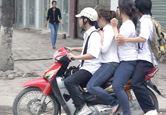 Không đội mũ bảo hiểm lại xuất trình giấy tờ xe giả. (Ảnh minh họa)