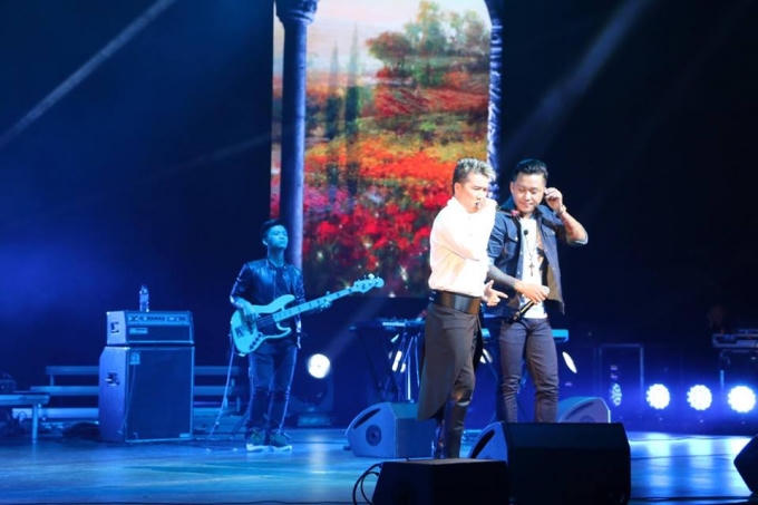 Mr.Đàm song ca cùng nam ca sĩ Tuấn Hưng trong chuyến lưu diễn