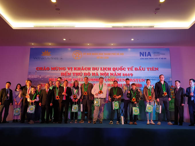 Đoàn khách quốc tế đầu tiên đến Hà Nội năm 2019