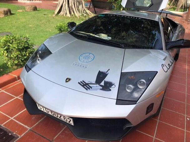 Bugatti Veyron độc nhất Việt Nam đổi màu sơn và dán tem quảng bá cho Trung Nguyên coffee