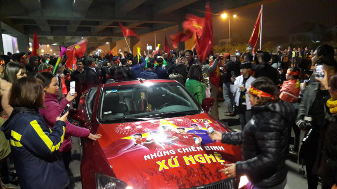 Chiếc xe được "trang hoàng" chờ đón các cầu thủ.