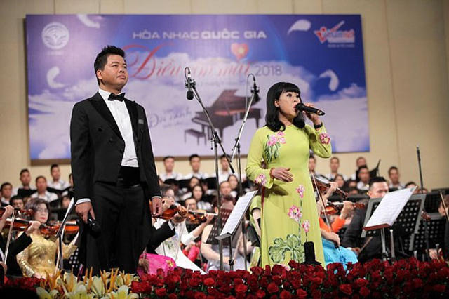 Ca sĩ Đăng Dương và Hồng Liên.
