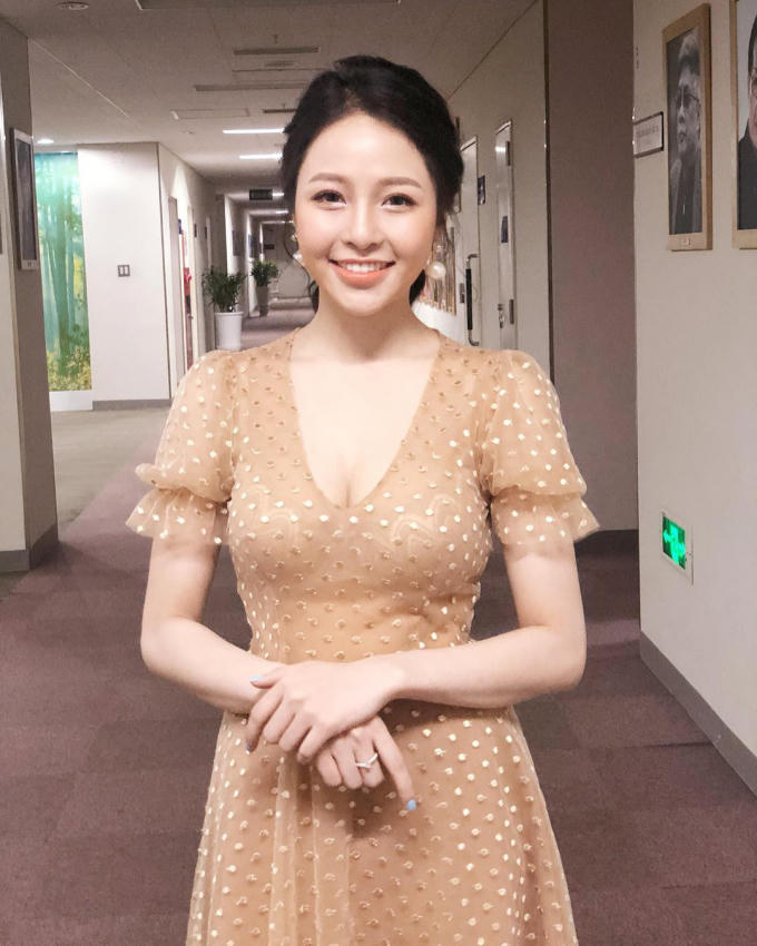 Cô có gương mặt trái xoan xinh xắn và vòng 1 đầy đặn, quyến rũ.