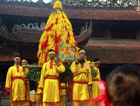 Rước hoa tre là một trong những nghi thức chính của lễ hội.