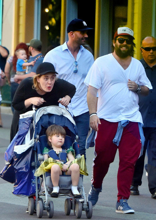 Adele và Simon Konecki đưa con trai đi chơi công viên. (Ảnh: Sina)