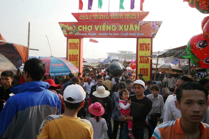 Đường vào Chợ Viềng đông nghẹt người dù chưa đến giờ “mở chợ”.