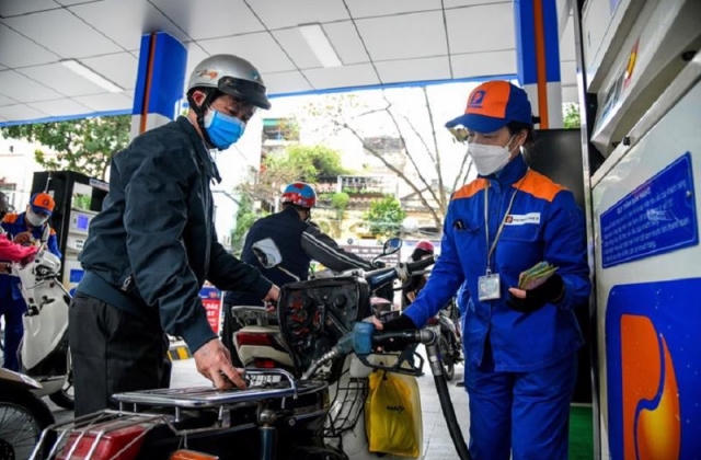 Giá xăng tăng 720 – 870 đồng mỗi lít