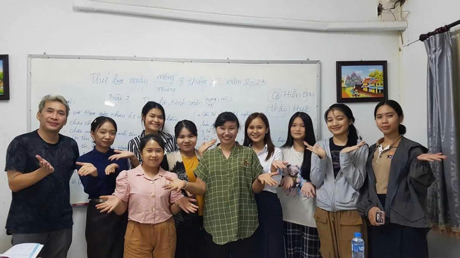 Cô giáo Hiền chụp ảnh cùng các em học sinh lớp học Tiếng Việt miễn phí.