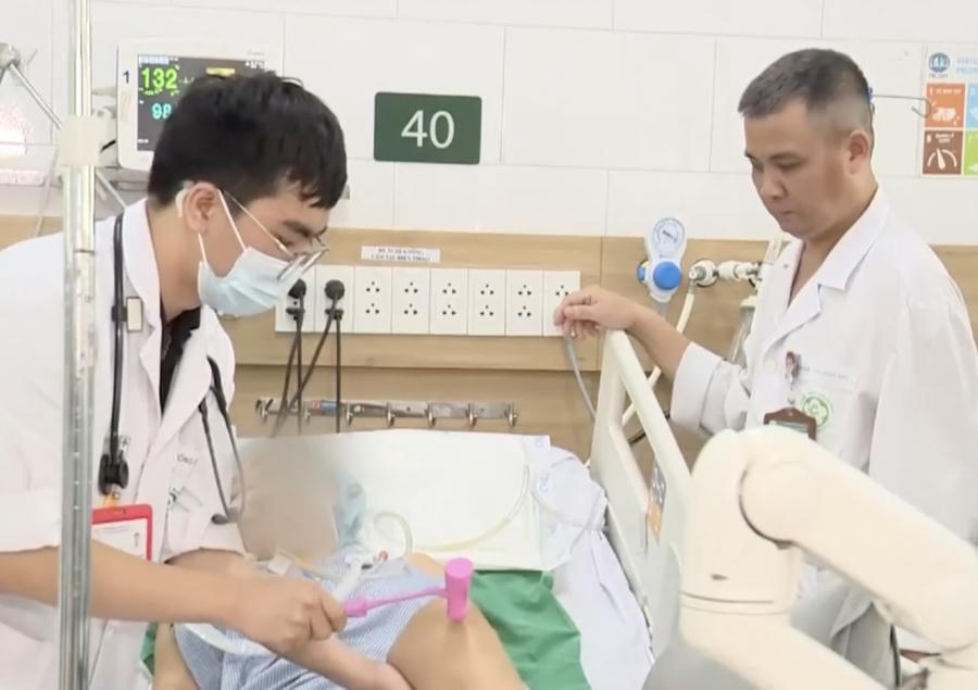 Các bác sĩ Trung tâm Chống độc kiểm tra phản xạ cơ cho bệnh nhân. (Ảnh: Nguyên Hà/ Bệnh viện Bạch Mai)