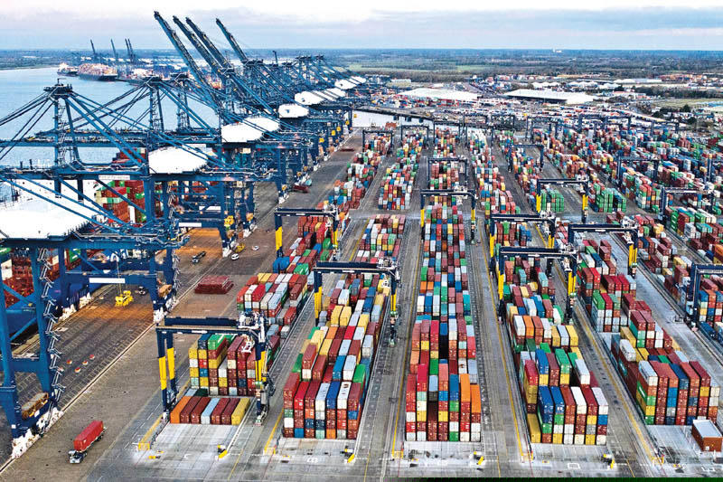Felixstowe – cảng container lớn nhất Vương quốc Anh, bến tàu vẫn bị tắc nghẽn bởi các container đang chờ được làm rỗng.