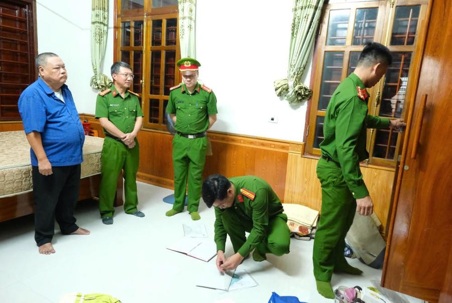 Lực lượng Công an khám xét tại nhà riêng đối tượng Phan Bá Kiểng - Ảnh Công an Hà Tĩnh.
