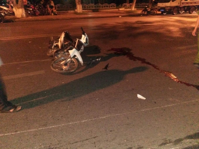 Chiếc xe còn lại trượt một đoạn dài rồi ngã xuống mặt đường.