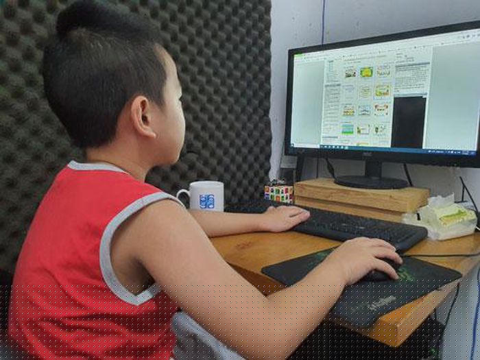 Học sinh tại TP HCM sẽ học trực tuyến đến hết học kỳ I năm học 2021-2022 nhưng nhiều em gặp khó khăn khi thiếu thiết bị học tập