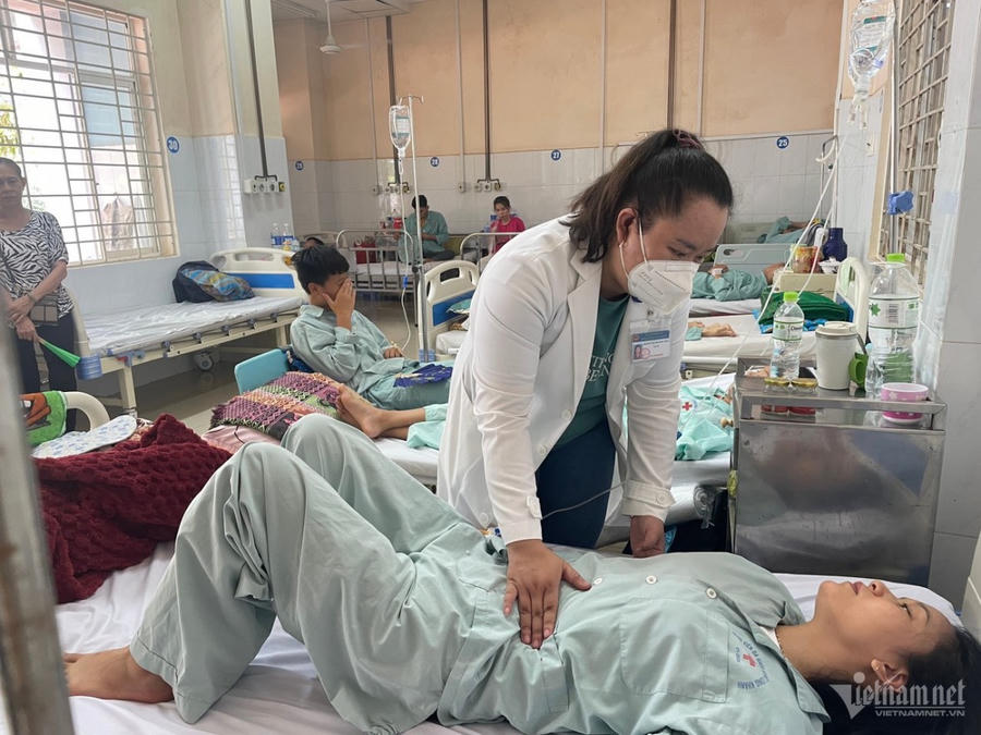 Bác sĩ đang thăm khám cho một bệnh nhân (Ảnh Vietnamnet).