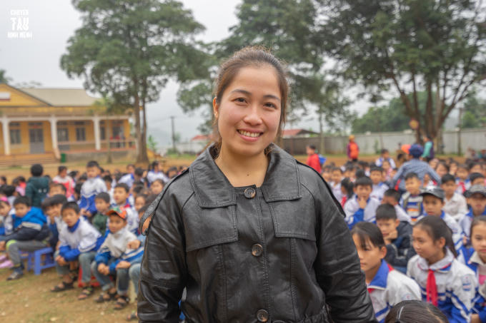 "Mỗi món đồ của các bạn đem tới sẽ là một món quà vô cùng quý báu đối với chúng tôi." - Cô giáo Bùi Minh Huệ - tổng phụ trách trường THCS Kim Sơn chia sẻ.