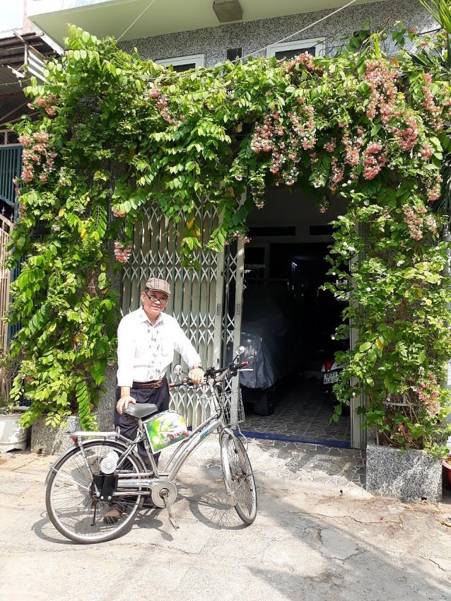 Ông Nguyễn Công Trinh và chiếc xe sáng chế của mình.