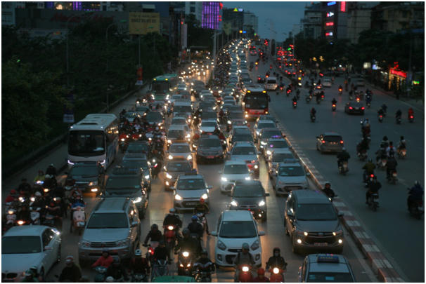 Các phương tiện giao thông nhích từng chút đoạn từ cầu vượt Nguyễn Chí Thanh - Kim Mã đến ngã tư Nguyễn Chí Thanh - Đường Láng.