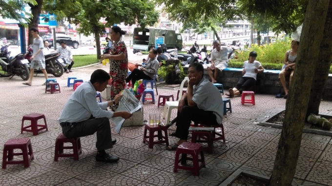 Lác đác phụ huynh ngồi chờ con, em mình đang thi môn Địa Lý. Có thể thấy rằng lượng thí sinh tại điểm thi trường ĐH Thủy Lợi hôm nay giảm đáng kể.