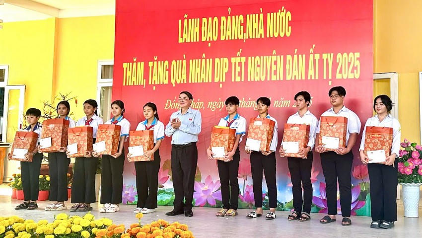 Phó Chủ tịch Quốc hội trao tặng quà Tết cho học sinh. Ảnh: Hoà Bình