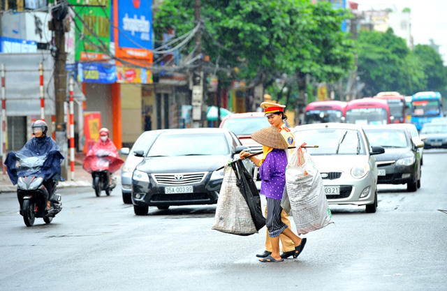 Hình ảnh nữ CSGT xinh đẹp giúp một cụ già qua đường. Công việc của họ ngoài gắn với nhiệm vụ được giao còn là một người chiến sĩ được nhân dân tin yêu. Thượng tá Vũ Văn Bằng, Phó Trưởng Công an thành phố Ninh Bình chia sẻ, sau một thời gian triển khai, mô hình nữ CSGT xuống đường đã phát huy hiệu quả. Hình ảnh nữ CSGT xuất hiện đã góp phần làm mềm hóa tình hình trật tự giao thông tại các điểm nóng về giao thông, nhất là những nơi giao cắt tuyến Quốc lộ 1A, góp phần nâng cao ý thức chấp hành Luật Giao thông đường bộ đối với người dân và khách du lịch, từ đó chấn chỉnh trật tự an toàn giao thông, chống ùn tắc, tai nạn giao thông, đua xe trái phép trên địa bàn thành phố.