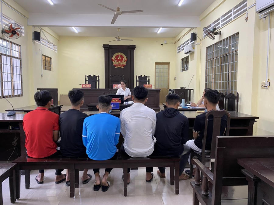 Các bị cáo chưa thành niên nghe TAND khu vực 5 (An GIang) phổ biến nội quy phiên tòa - Ảnh minh họa
