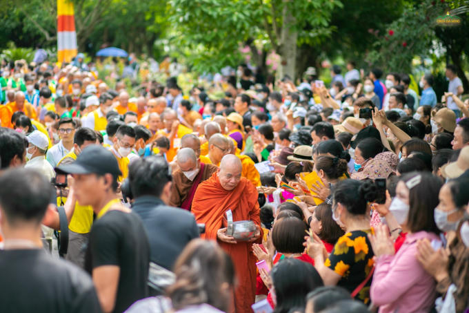 Hòa thượng Thích Thiện Tâm - Phó Chủ tịch Hội đồng Trị sự, Phó trưởng Ban Thường trực Ban Phật giáo Quốc tế GHPG Việt Nam cùng chư Tôn Hòa thượng, Thượng tọa, Đại Đức Tăng trong nước và một số nước trên thế giới như Bangladesh, Sri Lanka, Lào, Campuchia, Thái Lan khất thực trong khuôn viên chùa Ba Vàng.